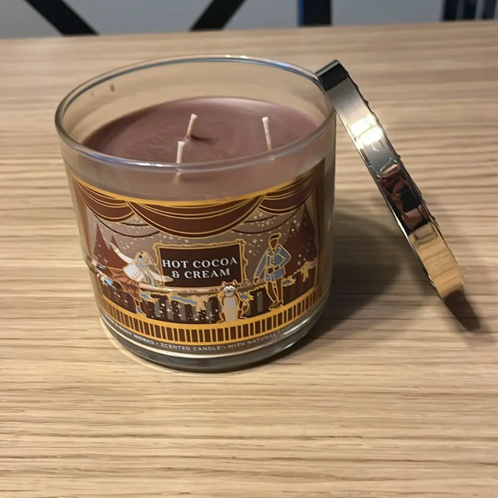 Bath & Body Works 3 Wick Candle. Hot Cocoa & Cream.